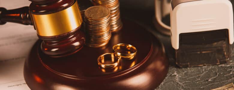 HandsOfWifeHusbandSigningDecreeOfDivorceDissolutionCanceling